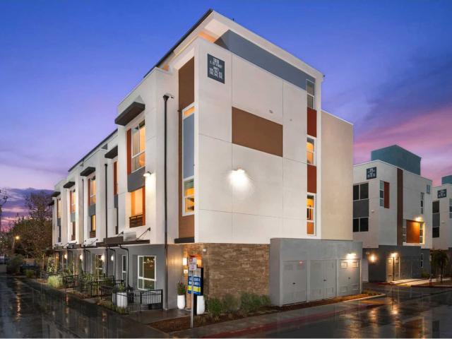 Townhouse for sale in Santa Ana