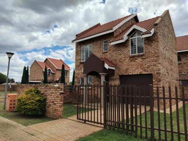 Townhouse for sale in Potchefstroom, Tlokwe Local Municipality