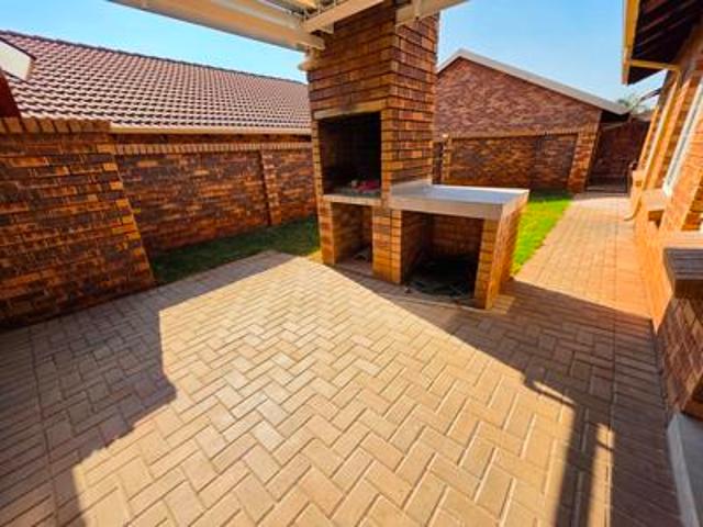 Townhouse for rent in Waterkloof, Gauteng