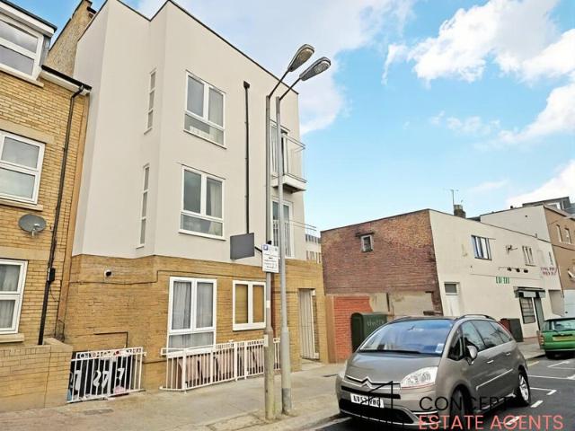 Apartment for rent in Furzedown, Greater London
