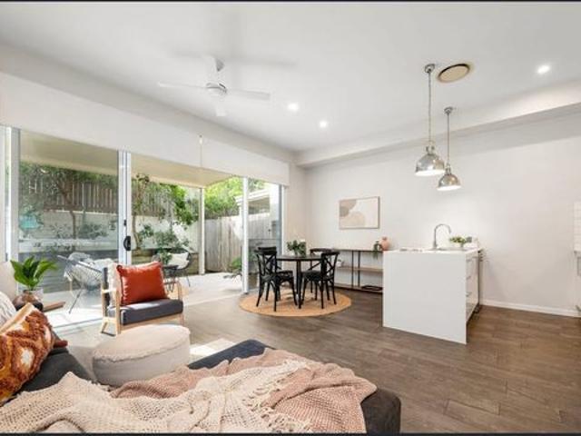 Townhouse for rent in Toombul, Queensland