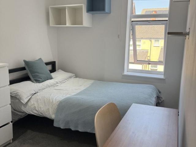 Room for rent in Compton Acres, Barton In Fabis