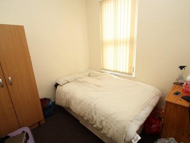 Room for rent in Hyde Park, West Yorkshire