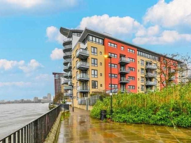 Flat for sale in E14, London