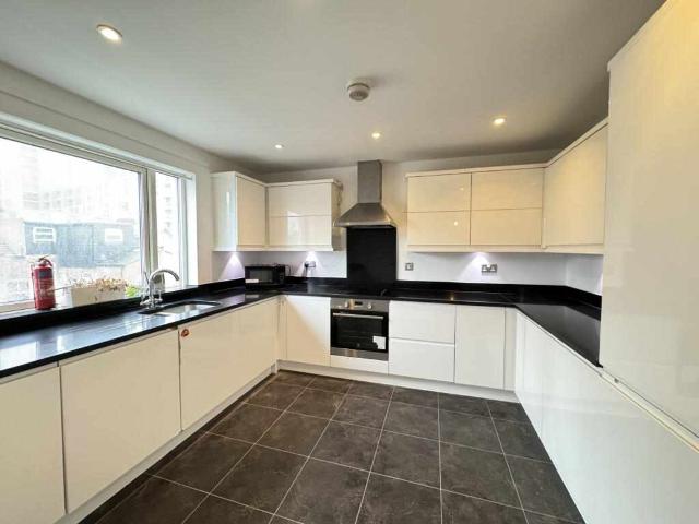 Flat for sale in E14, London