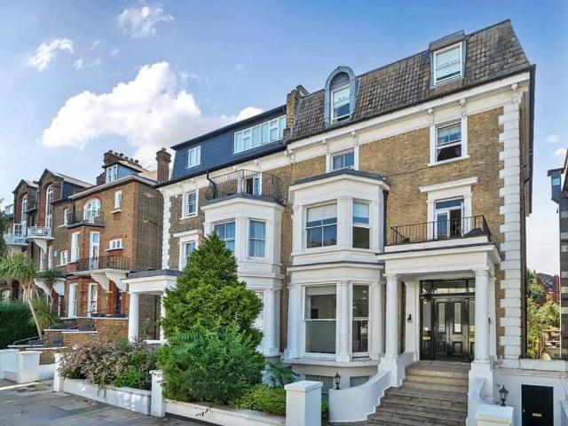 Flat for sale in NW3, London