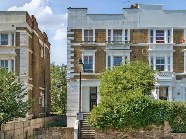 Flat for sale in NW3, London