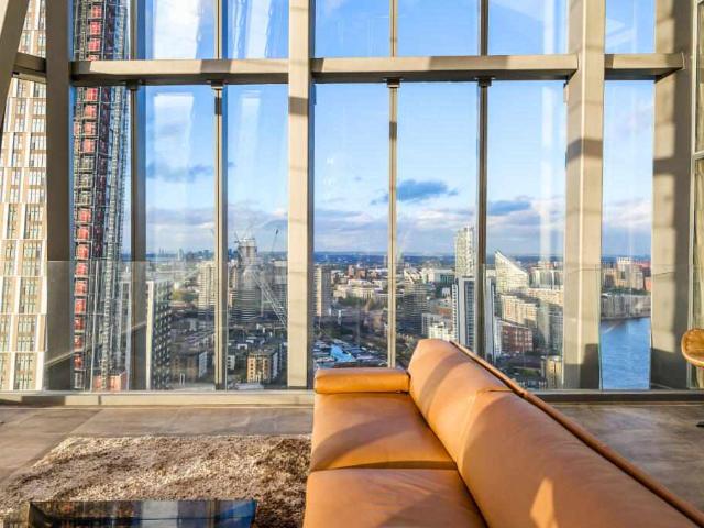 Flat for sale in E14, London
