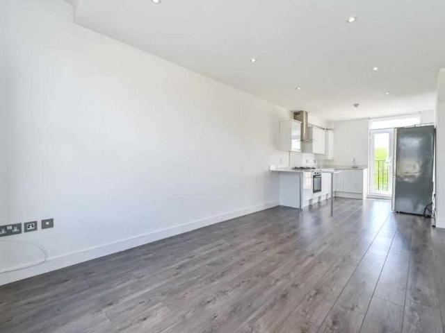 Flat for sale in N4, London
