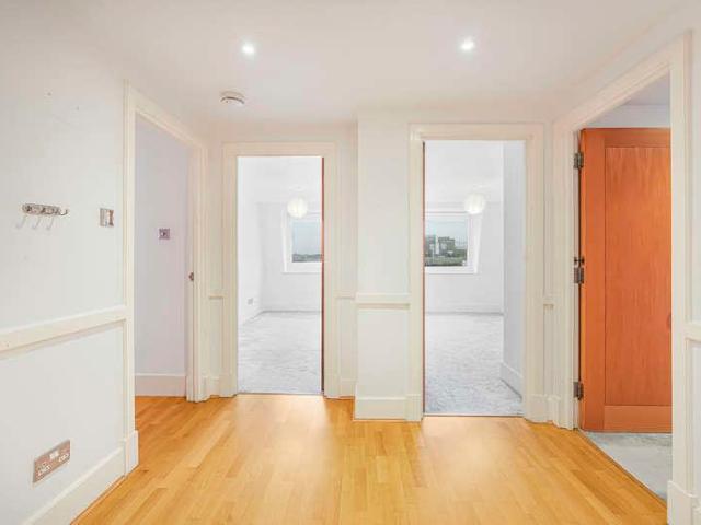 Flat for sale in Norbiton, Greater London