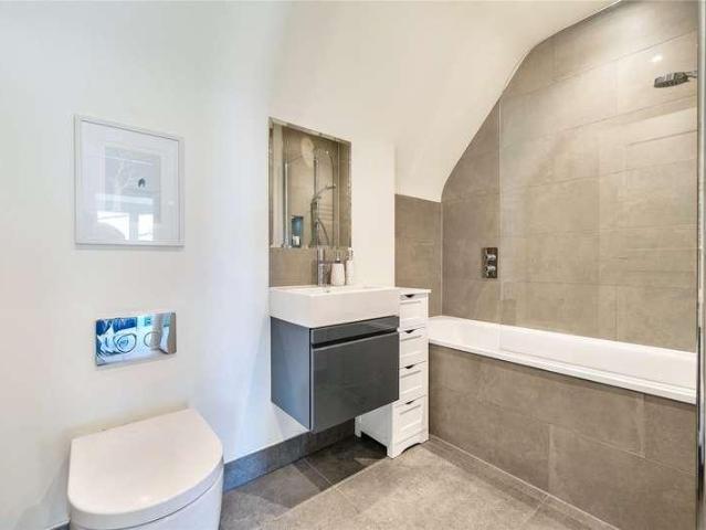 Flat for sale in Tolworth, Greater London
