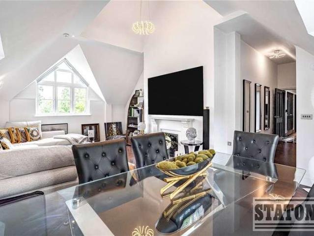 Flat for sale in Cockfosters, Greater London