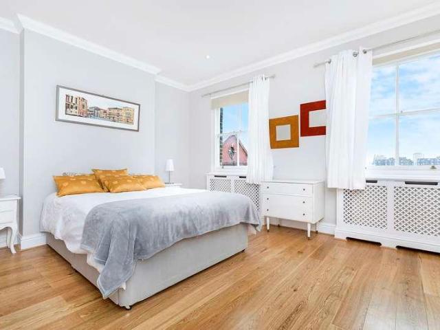 Flat for sale in Brompton, Greater London