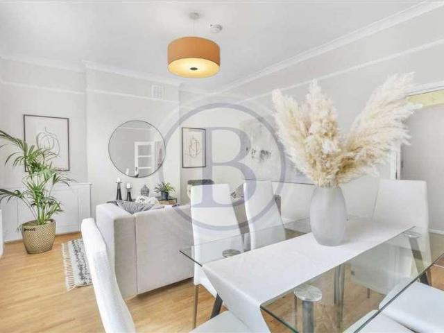 Flat for sale in Holloway, Greater London