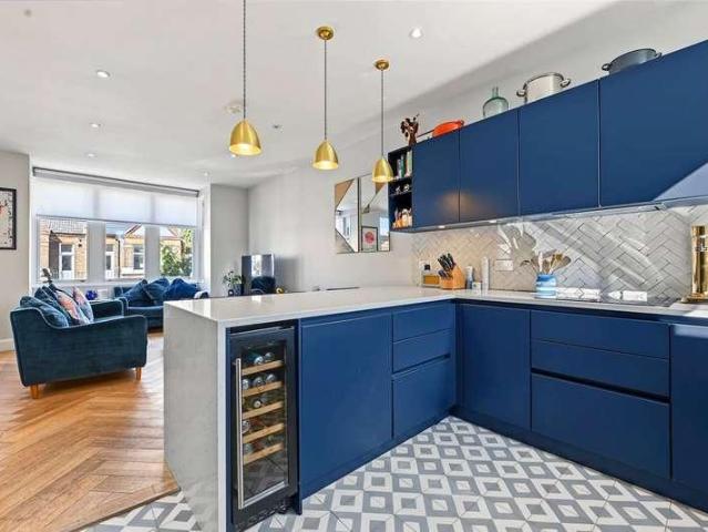 Flat for sale in Brondesbury Park, Greater London