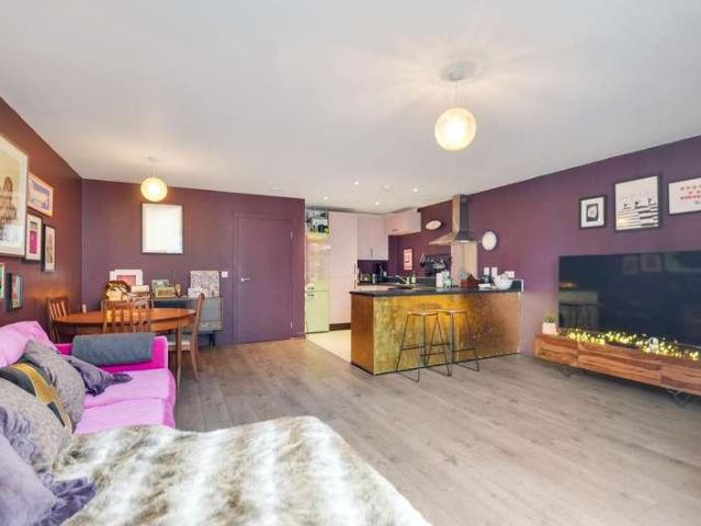 Flat for sale in London Borough of Hounslow, Greater London