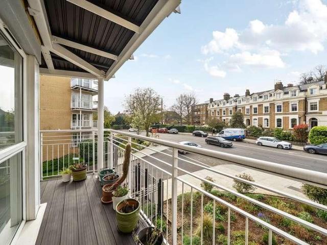 Flat for sale in Strawberry Hill, Greater London