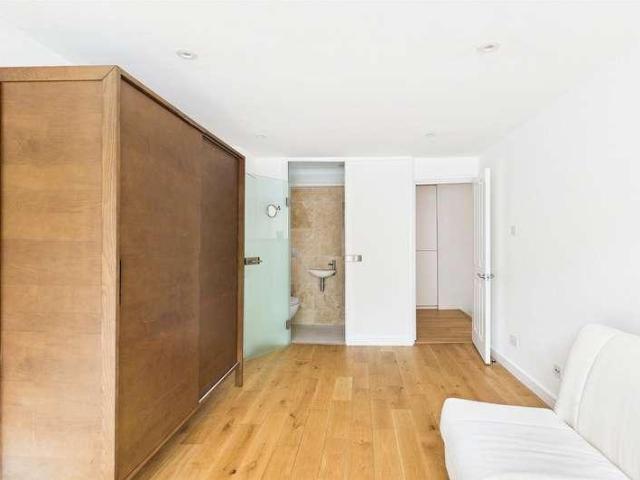 Flat for sale in Herne Hill, Greater London