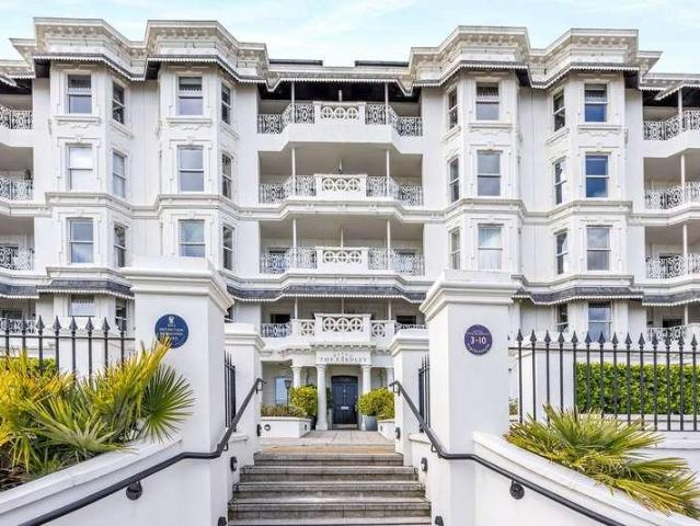 Flat for sale in Worthing, West Sussex