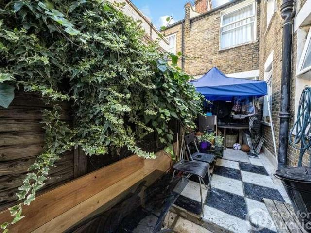 Flat for sale in Streatham Hill, Greater London