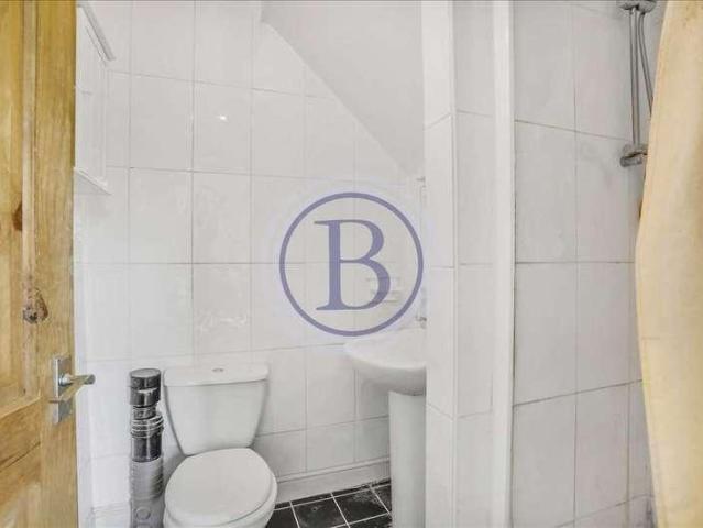 Flat for sale in Archway, Greater London