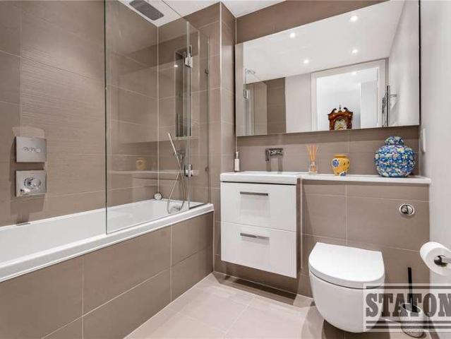 Flat for sale in Oakleigh Park, Greater London