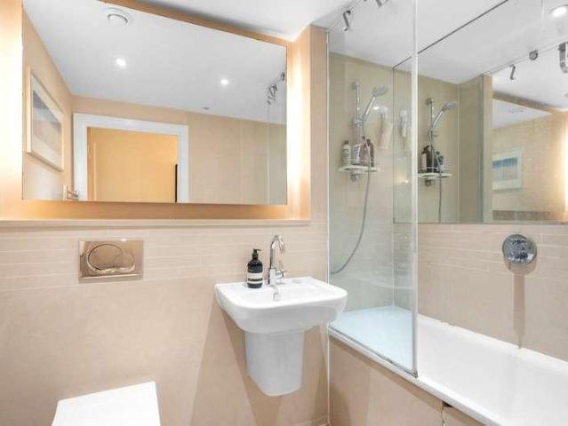 Flat for sale in Ratcliffe, Greater London