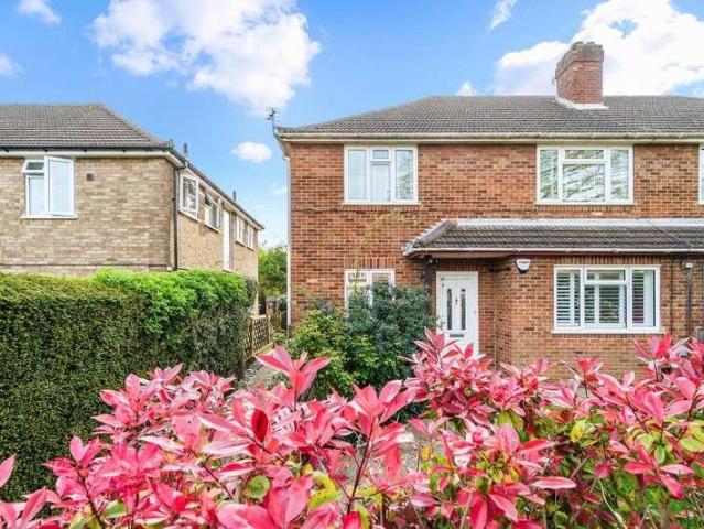 Flat for sale in Stoneleigh, Ewell
