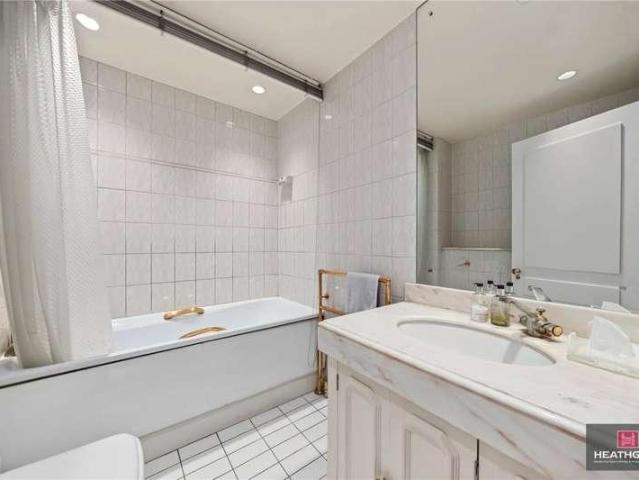 Flat for sale in North End, Greater London
