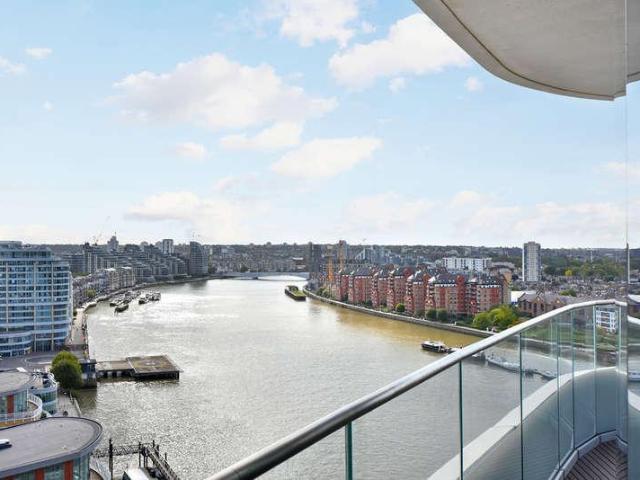 Flat for sale in Battersea, Greater London