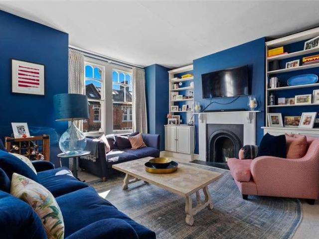 Flat for sale in Shepherd's Bush, Greater London