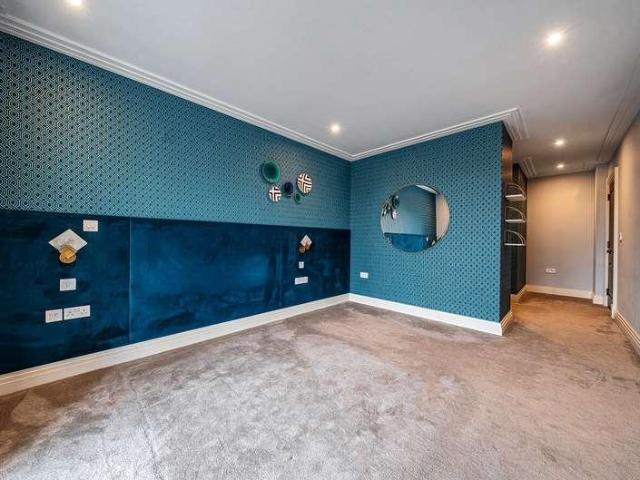 Flat for sale in London Borough of Ealing, Greater London