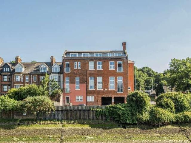 Flat for sale in Key Street, Suffolk