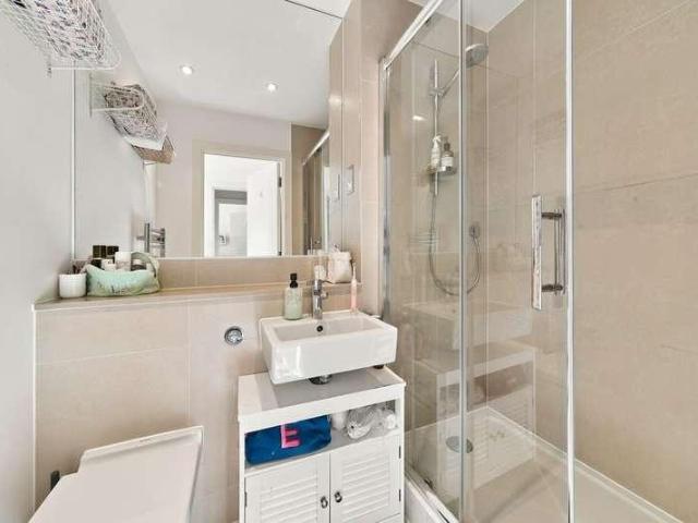 Flat for sale in Suttons Wharf, Mile End
