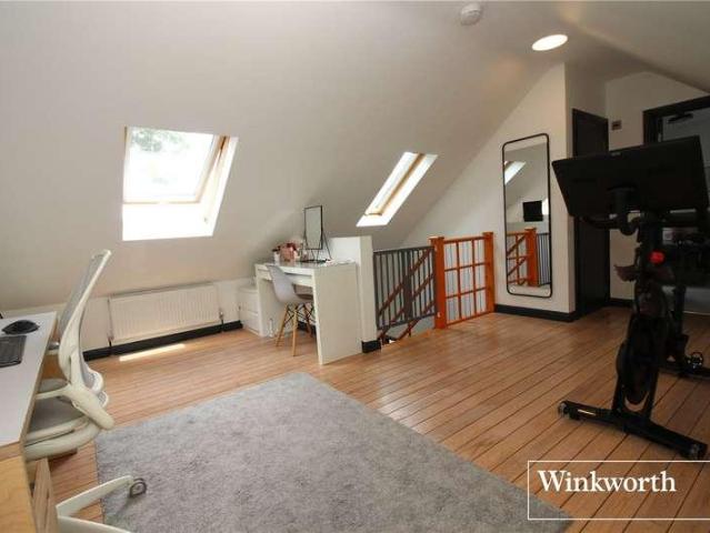 Flat for sale in Elstree and Borehamwood, Elstree