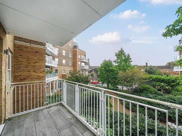 Flat for sale in Limpsfield, Tandridge
