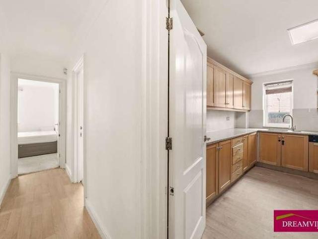 Flat for sale in Hendon Central, Greater London