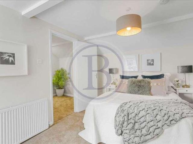Flat for sale in Holloway, Greater London