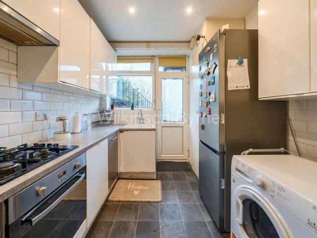 Flat for sale in New Southgate, Greater London