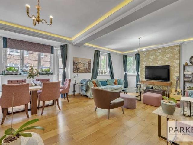 Flat for sale in Earl's Court, Greater London