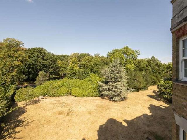 Flat for sale in Southfields, Greater London