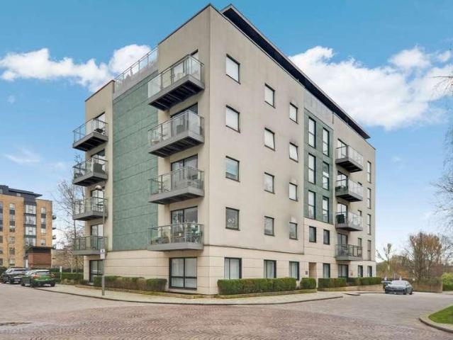 Flat for sale in London Borough of Hounslow, Greater London