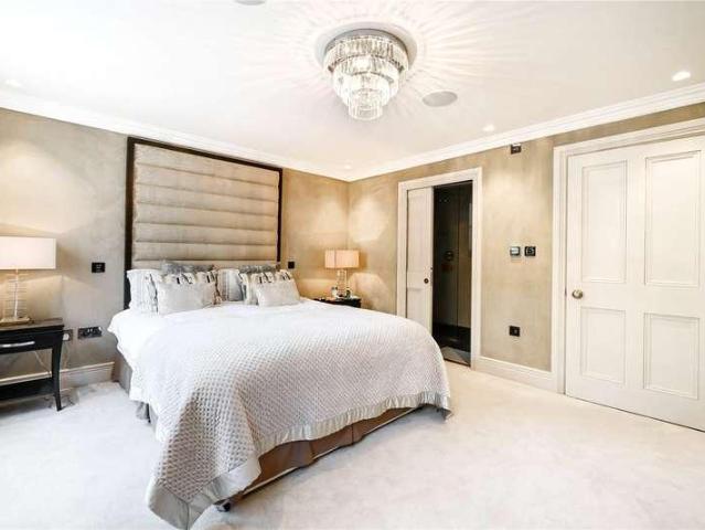 Flat for sale in South Kensington, Greater London