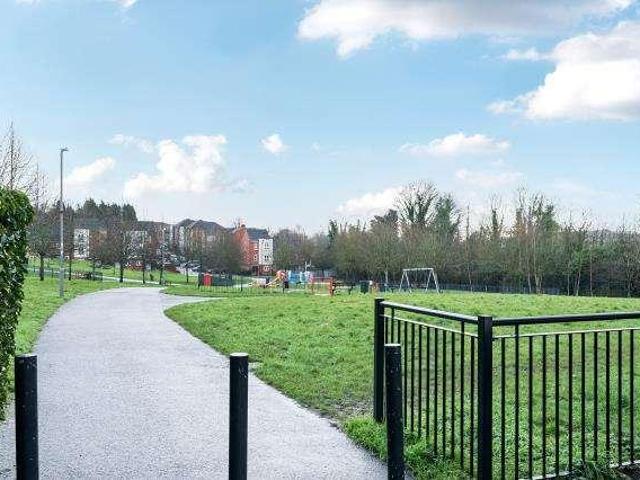 Flat for sale in High Wycombe Community Board, Totteridge