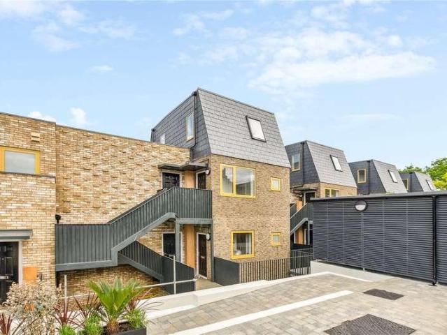 Flat for sale in Summerstown, Greater London
