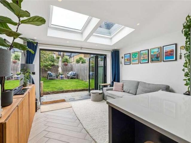 Flat for sale in Furzedown, Greater London