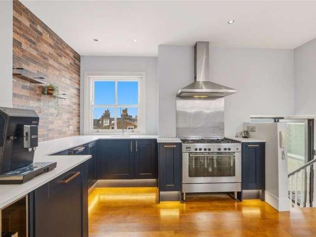 Flat for sale in Balham, Greater London