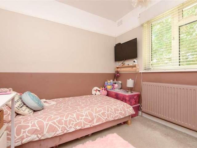Flat for sale in Red Hill, Surrey
