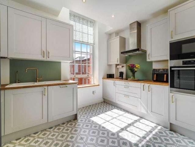 Flat for sale in West Ewell, Epsom