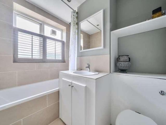 Flat for sale in Roehampton, Greater London